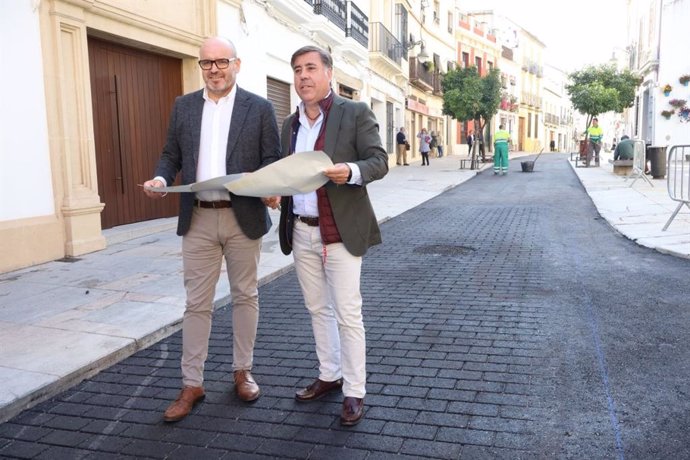 El delegado de Infraestructuras del Ayuntamiento de Córdoba, Miguel Ruiz Madruga, y el delegado de Movilidad y presidente de Aucorsa, Bernando Jordano, en la Calle Alfaros.