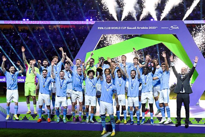 Archivo - 22 December 2023, Saudi Arabia, Jeddah: Manchester City players celebrate with the trophy after the final whistle of the FIFA Club World Cup final soccer match between Manchester City FC and Fluminense FC at King Abdullah Sports City Stadium. Ph