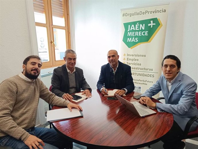 Concejales de JM+ en la reunión con el equipo redactor del PGOM