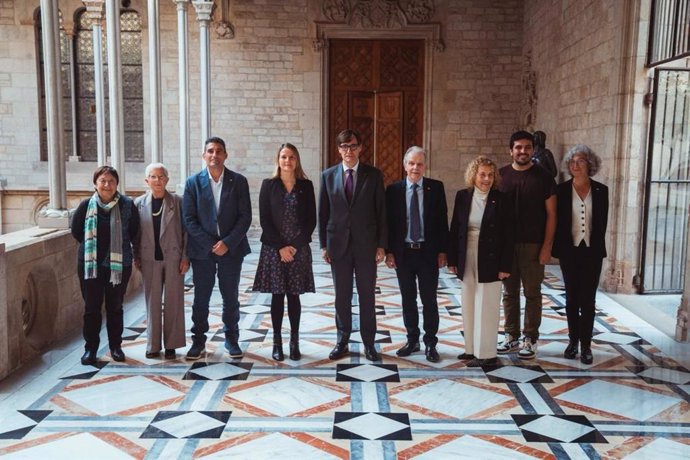 El presidente de la Generalitat, Salvador Illa, y la consellera de Derechos Sociales e Inclusión, Mònica Martínez, se ha reunido con una delegación de la Cruz Roja en Catalunya encabezada por su presidente, Josep Quitet