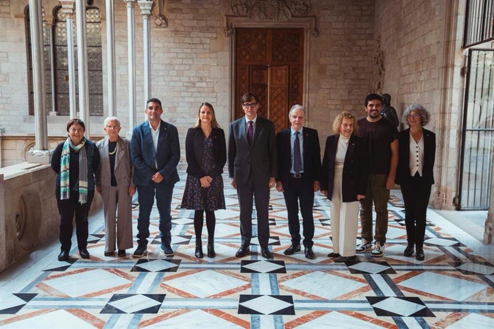 El presidente de la Generalitat, Salvador Illa, y la consellera de Derechos Sociales e Inclusión, Mnica Martínez, se ha reunido con una delegación de la Cruz Roja en Catalunya encabezada por su presidente, Josep Quitet
