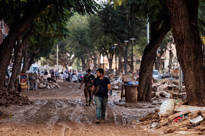 Dos personas caminan en Massanassa, a 5 de noviembre de 2024, en Valencia, Comunidad Valenciana (España). Hoy, se cumple una semana desde que la DANA arrasara la Comunitat Valenciana. Hasta el momento, hay 211 víctimas mortales y cuantiosos daños material