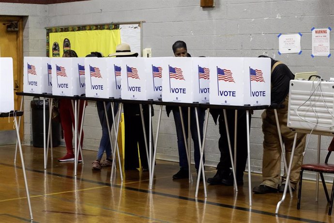 Cabinas de votación en un colegio electoral de Michigan