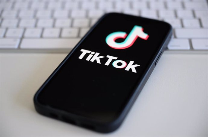 Archivo - Logo de TikTok en un teléfono móvil