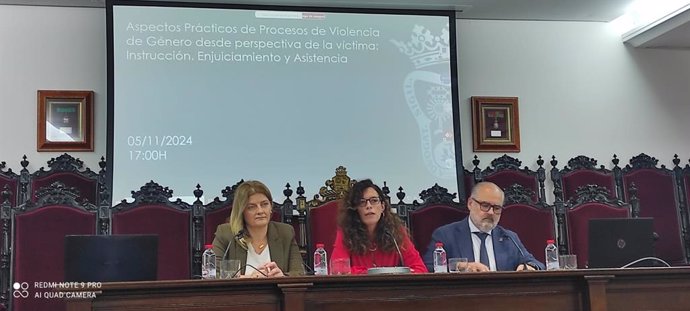 La coordinadora provincial del IAM, Teresa Illescas, y el delegado de Justicia de la Junta en Granada, Luis Recuerda, en la jornada de formación de los abogados del turno de oficio de violencia de género, a la izquierda y la derecha de la imagen