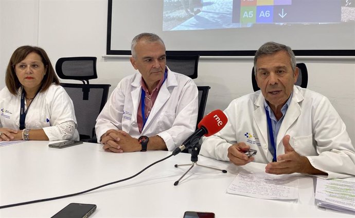 El jefe del grupo de investigación de Tubulopatías Renales del Hospital de La Candelaria, Félix Claverie, en una rueda de prensa para dar a conocer una investigación sobre una enfermedad rara renal