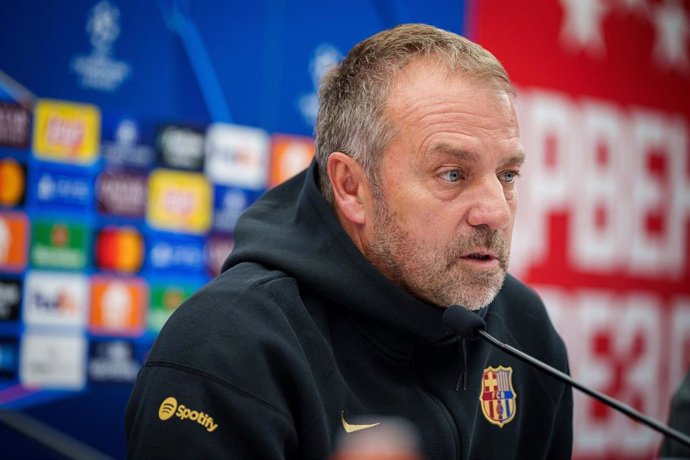 El entrenador del FC Barcelona, Hansi Flick, en la rueda de prensa previa al partido de la Liga de Campeones contra el Estrella Roja en Belgrado