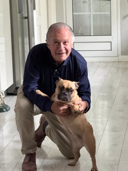 Emilio Javier, periodista de radio y TV, con su perrita Kiwa, una bulldog francesa.