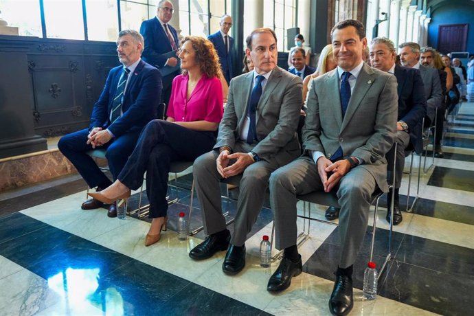 Archivo - El presidente de la Junta de Andalucía, Juanma Moreno (d) junto a presidente de la CEA, Javier González de Lara (2d) ; la secretaria general de CCOO Andalucía, Nuria López, y el secretario general UGT Andalucía, Óskar Martín.(i) (Archivo)