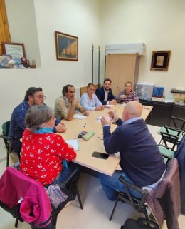 El grupo de Hacemos Córdoba en el Ayuntamiento de la capital en la reunión con la nueva junta directiva de la Federación de Asociaciones Vecinales Al-Zahara.