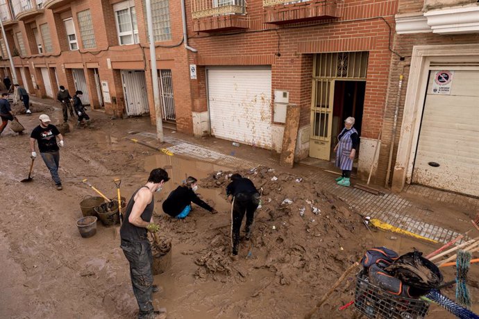 Voluntarios limpian los desperfectos ocasionados por la DANA, a 4 de noviembre de 2024, en Paiporta, Valencia, Comunidad Valenciana (España). La DANA ha dejado, por el momento, 210 víctimas mortales en Valencia, con pueblos devastados, restricciones de mo