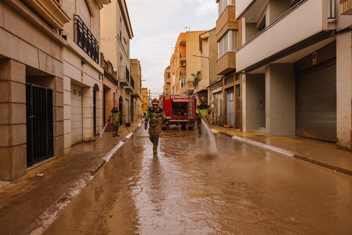 Limpieza de calles en Catarroja (Valencia).