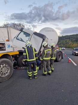 Accidente entre dos camiones en la A-8 en Bárcena de Cicero