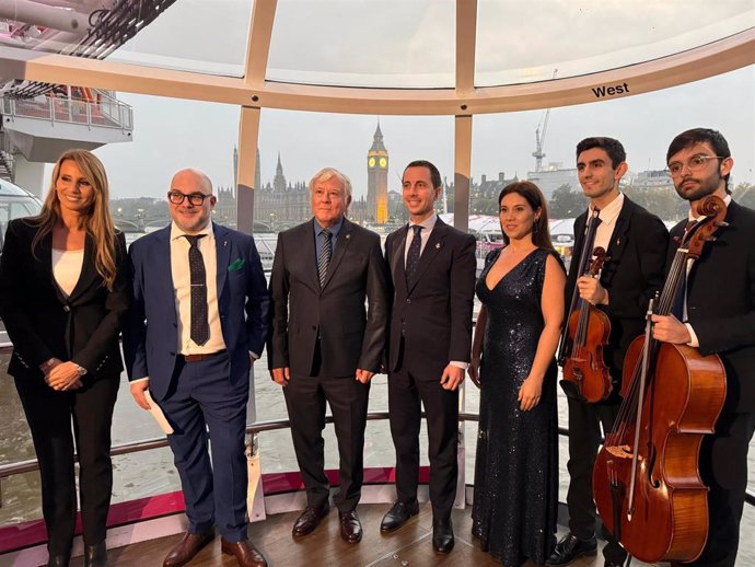 El presidente del Consell de Mallorca, Llorenç Galmés, representantes de la institución insular y tres músicos mallorquines participan en un acto para promocionar la oferta cultural de Mallorca en el London Eye.