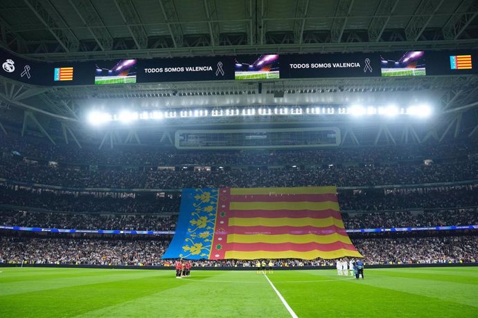 Homenaje en el Santiago Bernabéu a las víctimas de la DANA en Valencia.