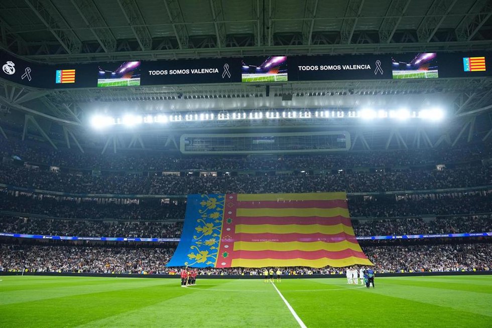 Homenaje en el Santiago Bernabéu a las víctimas de la DANA en Valencia.