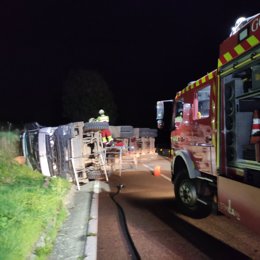 Herido un camionero al volcar en Valderredible