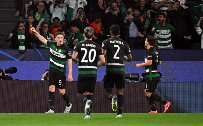 05 November 2024, Portugal, Lisbon: Sporting Lisbon's Viktor Gyokeres (L) celebrates scoring his side's first goal with his teammates at the UEFA Champions League soccer match between Sporting Lisbon and Manchester City at the Estadio Jose Alvalade. Photo