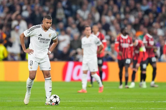 El delantero francés Kylian Mbappé, ante el AC Milan. 