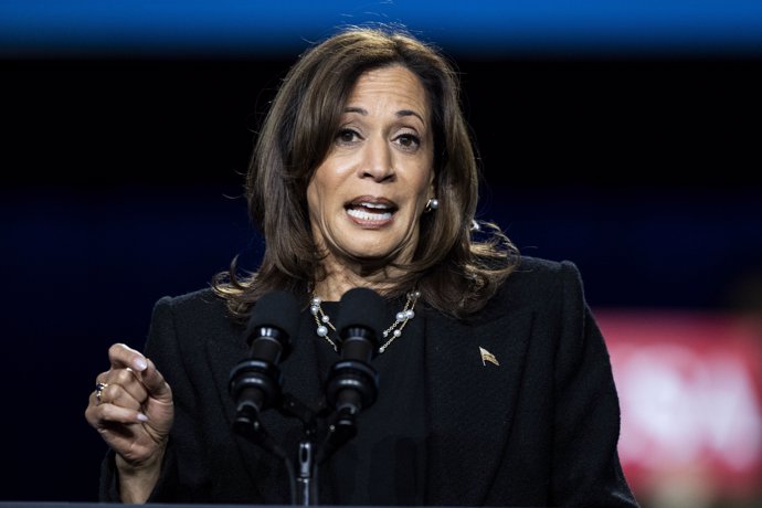 04 November 2024, US, Allentown: US Vice President Kamala Harris speaking at a rally in Memorial Hall ahead of US Presidential elections. Photo: Michael Brochstein/ZUMA Press Wire/dpa