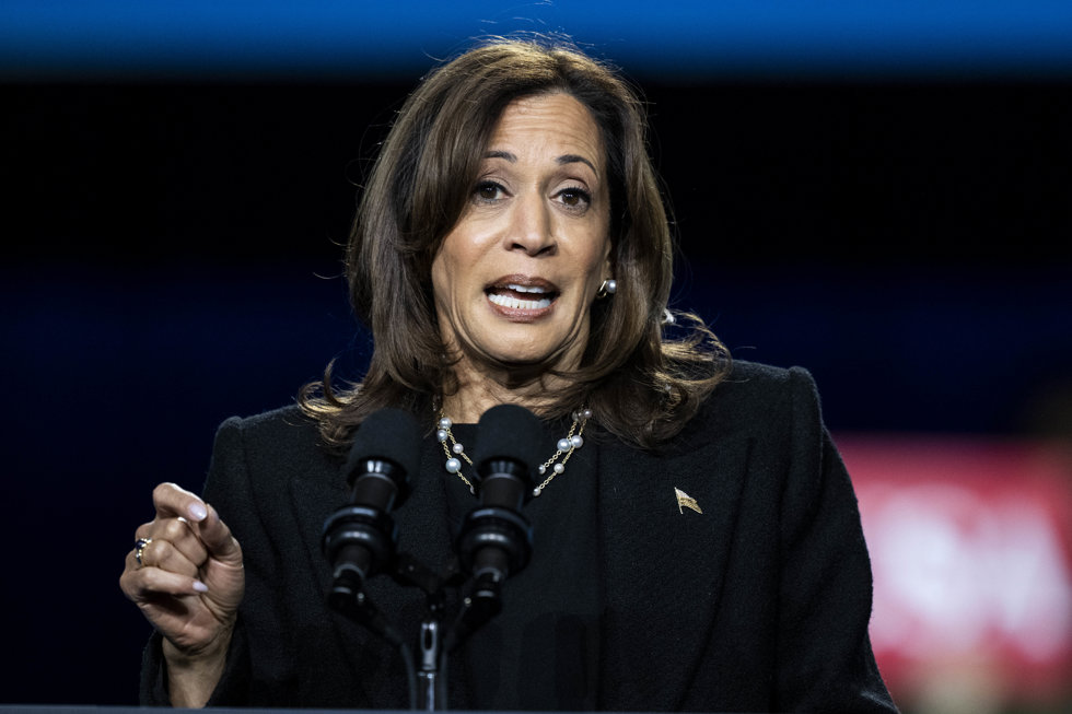 04 November 2024, US, Allentown: US Vice President Kamala Harris speaking at a rally in Memorial Hall ahead of US Presidential elections. Photo: Michael Brochstein/ZUMA Press Wire/dpa