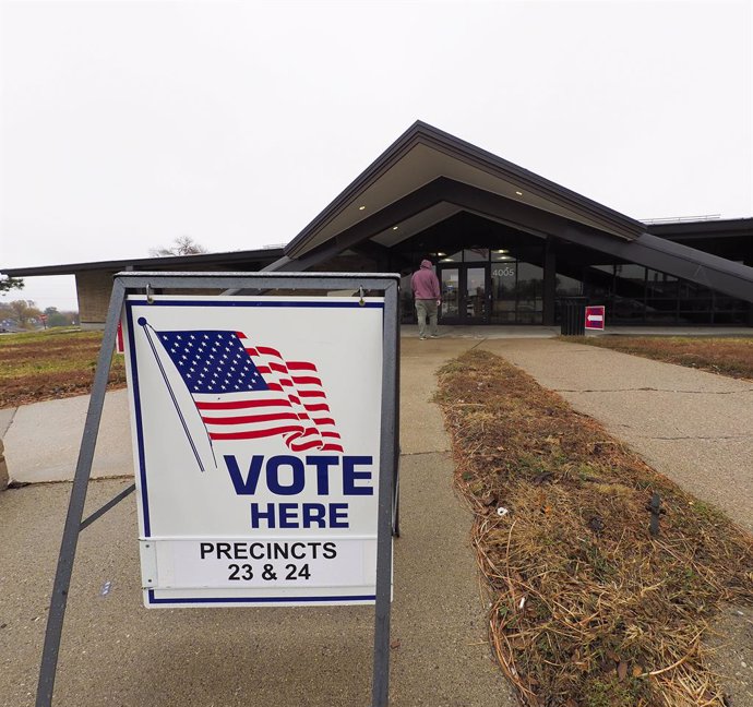 November 5, 2024, Sioux City, Iowa, USA: On a cold, rainy day, a resident in Sioux City, Iowa heads into the Morningside Library to vote at his precinct location for the 2024 general election pitting Vice President Kamala Harris and former president Donal