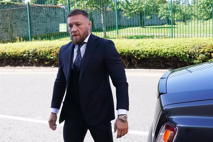 Archivo - 23 June 2022, Ireland, Dublin: Irish mixed martial artist Conor McGregor arrives at Blanchardstown Court, where he is charged with dangerous driving in relation to an incident in west Dublin back in March. Photo: Brian Lawless/PA Wire/dpa