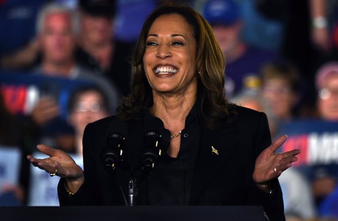 Archivo - September 13, 2024, Chicago, Illinois, U.S.: Vice President and Democratic nominee Kamala Harris is greeted by an enthusiastic crowd at a rally in Wiles-Barre PA on September 13, 2024.