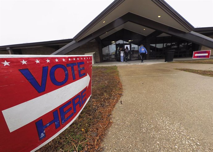 November 5, 2024, Sioux City, Iowa, USA: On a cold, rainy day, residents in Sioux City, Iowa heads into the Morningside Library to vote at their precinct location for the 2024 general election pitting Vice President Kamala Harris and former president Dona