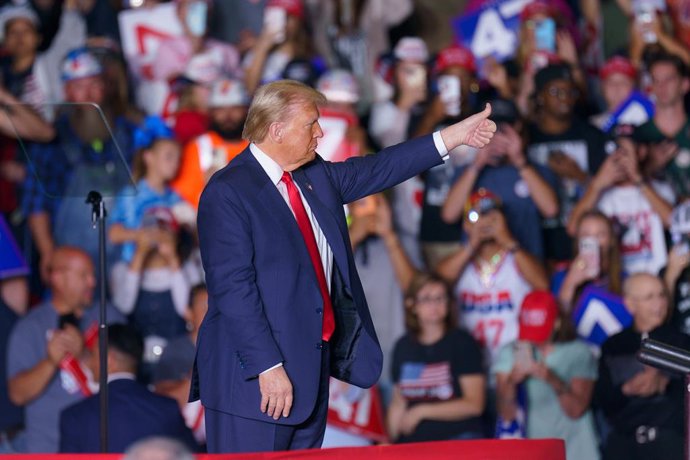 October 22, 2024, Greensboro, North Carolina, USA: Former President DONALD TRUMP gives a thumbs up to the crowd at his rally in Greensboro, NC.