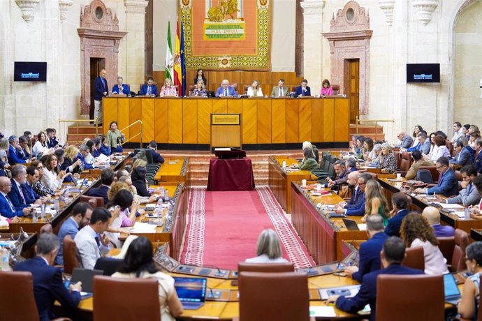 Archivo - Imagen de archivo del Pleno del Parlamento de Andalucía.