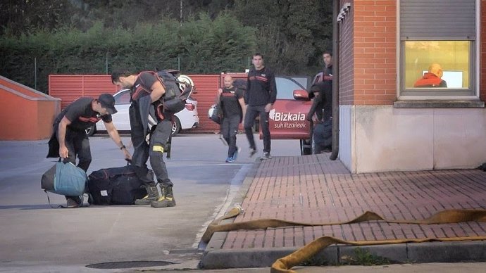 Una nueva dotación de bomberos de Bizkaia viaja a Valencia para ayudar en las tareas tras la DANA.