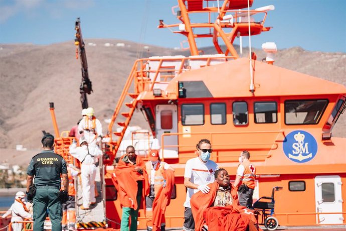 Llegada de una patera a un muelle de Canarias