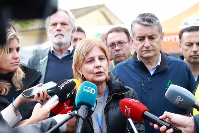 la alcaldesa de Jerez de la Frontera (Cádiz), María José García-Pelayo, atiende a los medios en el puesto de mando avanzado por el temporal de lluvias. 