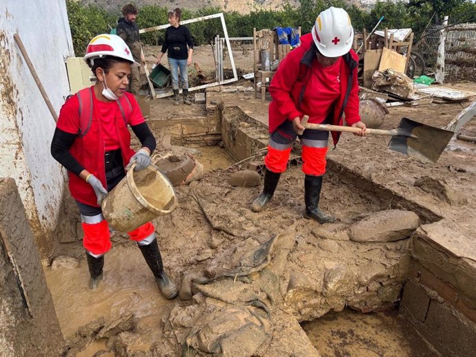 Cruz Roja ha desplegado a sus Equipos de Respuesta Básica en Emergencias para ayudar a familias afectadas por la DANA en Álora y Cártama, con la limpieza de sus viviendas, en coordinación con el 112 e Infoca.