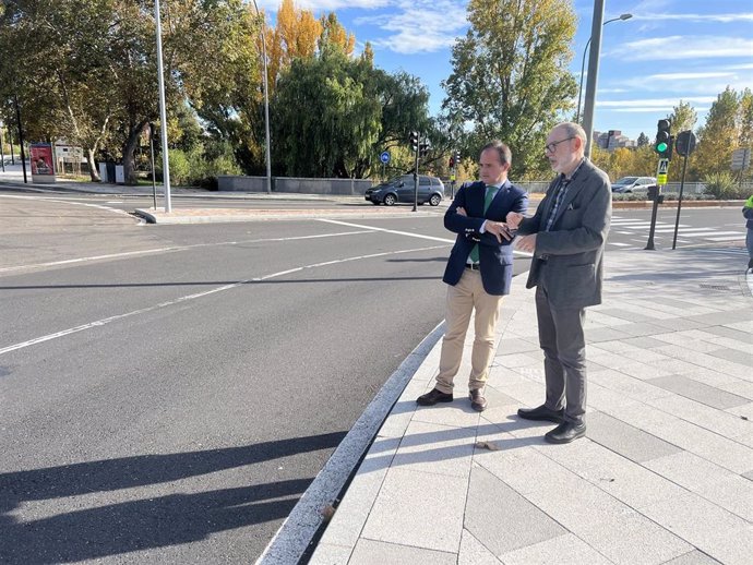 El Ayuntamiento de Salamanca instala un nuevo sistema de iluminación vial en el puente Sánchez Fabrés.