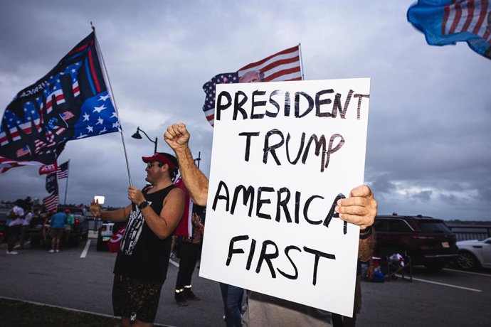 November 5, 2024, West Palm Beach, Florida, USA: Trump supporters rally outside of his Mar-A-Lago estate as they await the final results of the 2024 presidential elections.