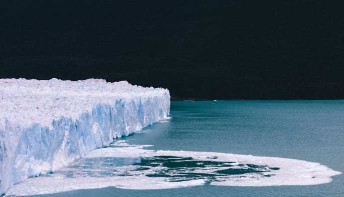 Los resultados de la investigación sugieren la existencia de grandes ríos de agua glacial que se precipitan como un tsunami inverso desde la tierra hacia el mar, para luego acumularse sobre agua oceánica extra salada y extra densa.