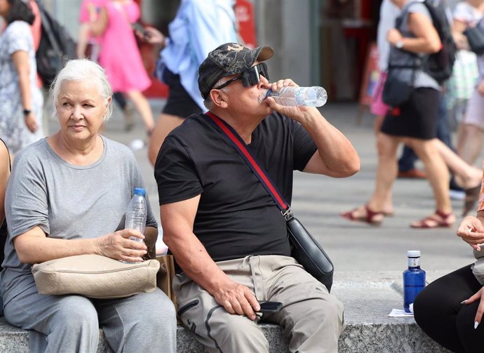 Archivo - Un señor mayor bebe agua, a 30 de julio de 2024, en Madrid (España)