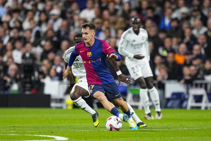 El centrocampista del FC Barcelona Marc Casadó durante un partido de Liga ante el Real Madrid en el Santiago Bernabéu.