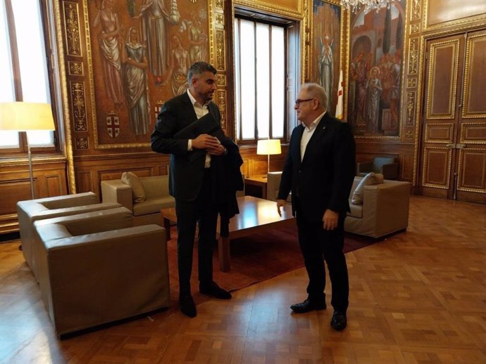 El teniente de Alcaldía de Economía, Hacienda, Promoción Económica y Turismo del Ayuntamiento de Barcelona, Jordi Valls, junto a su homólogo en Ámsterdam, Sofyan Mbarki.