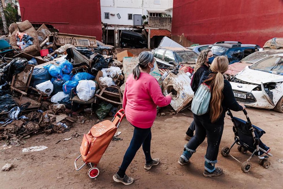 Varias mujeres en una zona afectada por la DANA, a 3 de noviembre de 2024, en Paiporta, Valencia, Comunidad Valenciana (España).
