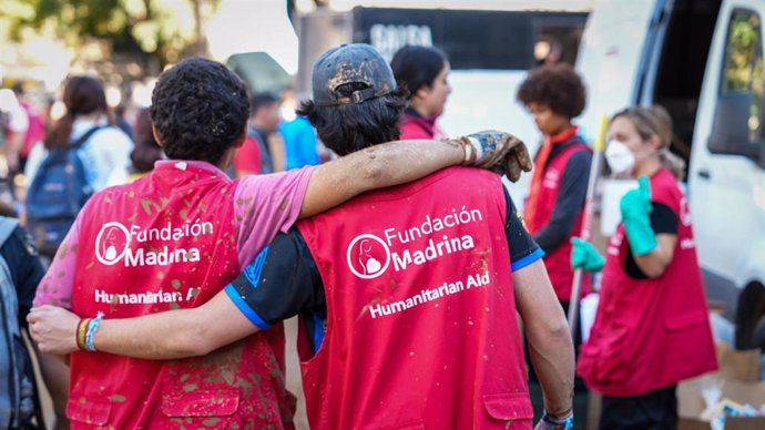 Archivo - Un Equipo De Voluntarios De La Fundación Madrina Ayuda A Los Afectados Por La Dana En El Municipio De Alfafar, Valencia.