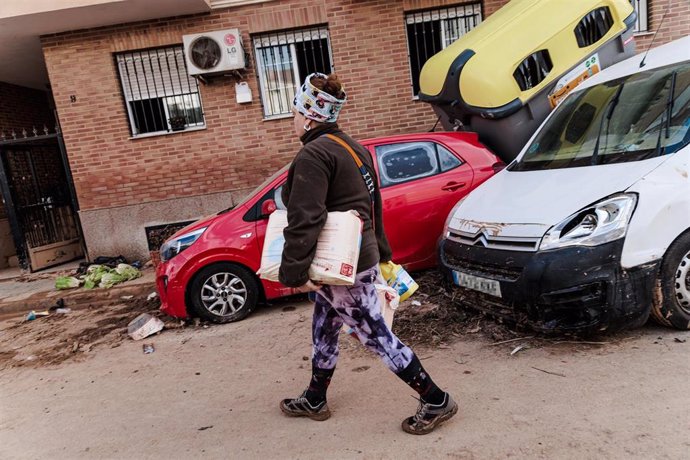 Imagen de una mujer en una de las localidades valencianas afectadas por la DANA. 