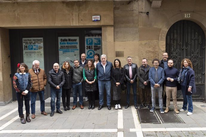 Una placa en la calle Mayor de Pamplona recuerda el lugar donde vivió y ubicó su fundición Salvador Pinaquy.