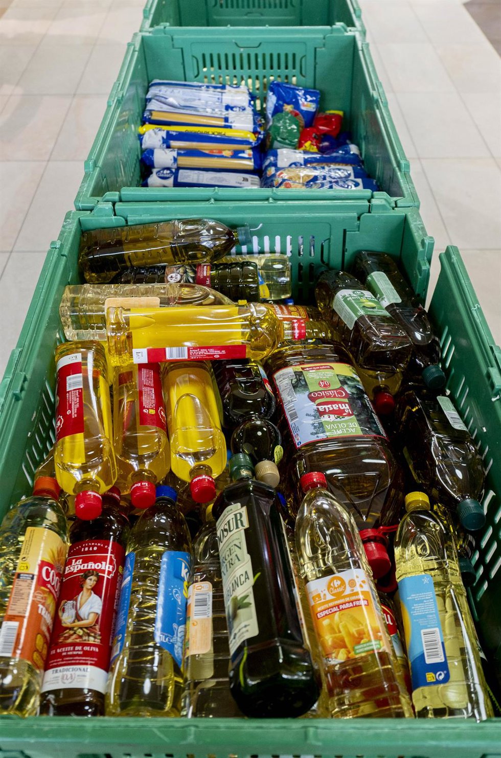 Archivo - Cajones con alimentos donados durante la Operación Kilo Primavera' organizada por la Federación Española de Banco de Alimentos (FESBAL), en el Hipermercado Carrefour de Alcobendas, a 3 de junio de 2023, en Alcobendas, Madrid (España). La Oper