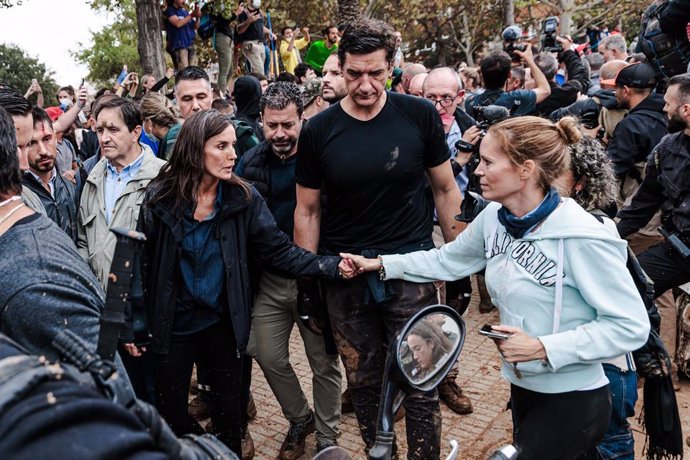 La Reina Letizia durante su visita a una zona afectada por la DANA, a 3 de noviembre de 2024, en Paiporta, Valencia