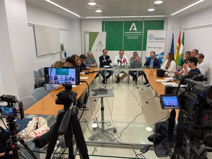 El delegado de Salud, Carlos Bautista; el director gerente del Hospital Clínico, Jesús Fernández Galán; el jefe de servicio de Oncología Médica, Emilio Alba; y el director de Ibima, Francisco Tinahones, informan de la certificación de calidad