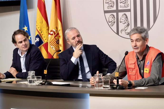 El presidente del Gobierno de Aragón, Jorge Azcón; el consejero de Interior, Roberto Bermúdez de Castro; y el jefe del Servicio de Emergencias de Aragón, Jorge Crespo.