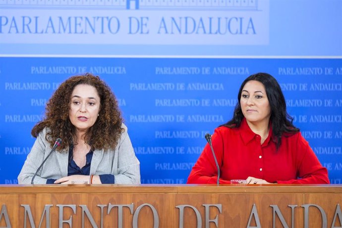 La portavoz del Grupo Por Andalucía, Inmaculada Nieto, (i) y la portavoz adjunta del Grupo Por Andalucía, Alejandra Durán, (d) durante la ronda de ruedas de prensa de portavoces de los grupos parlamentarios en el Parlamento de Andalucía, a 6 de noviembre 